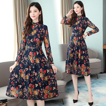 Modern női ruha virágmintával, csipkeujjakkal