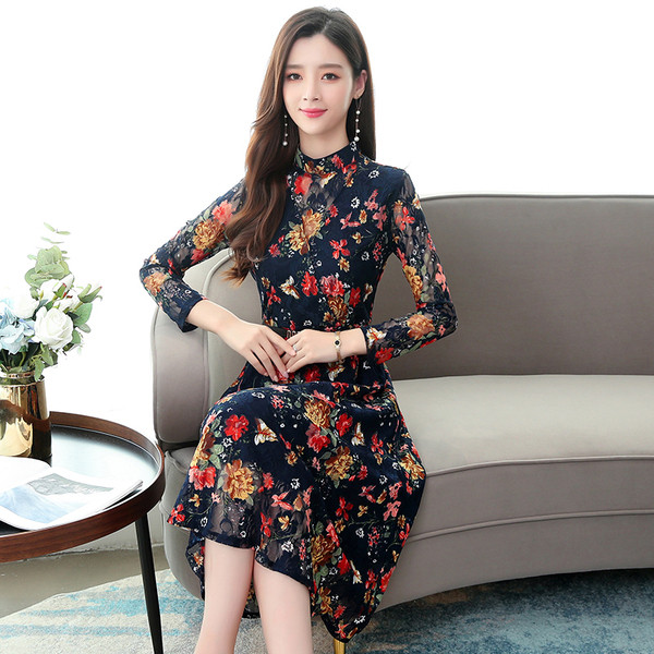 Modern női ruha virágmintával, csipkeujjakkal