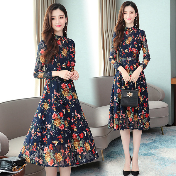 Modern női ruha virágmintával, csipkeujjakkal