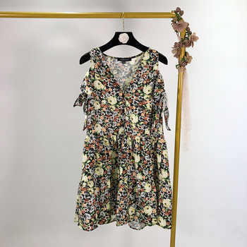 Rövid ruha csupasz váll és virágmintás