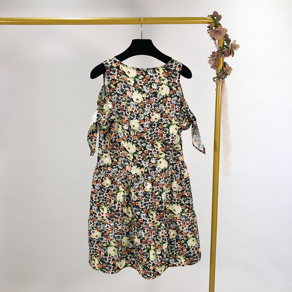 Rövid ruha csupasz váll és virágmintás