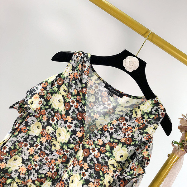 Rövid ruha csupasz váll és virágmintás