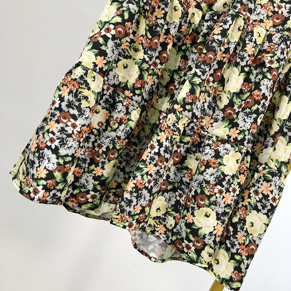 Rövid ruha csupasz váll és virágmintás