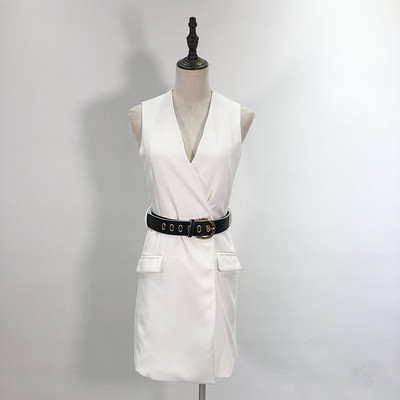 Дамски елек с V - образно деколте и джобове в бял цвят