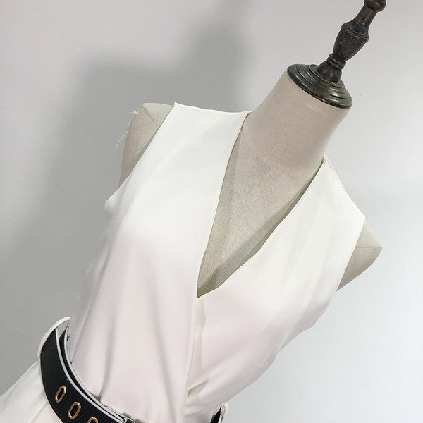 Vesta de dama cu decolteu in V si buzunare alb