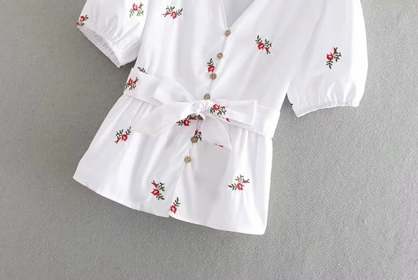 Bluză de damă cu model colorat în alb