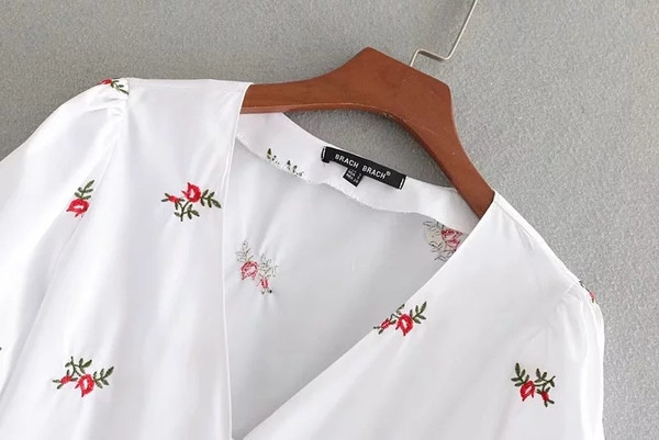 Bluză de damă cu model colorat în alb