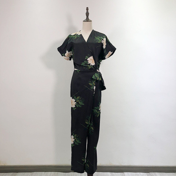 Fekete és virágmintás hosszú női jumpsuit