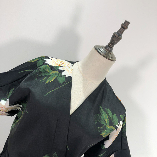 Fekete és virágmintás hosszú női jumpsuit