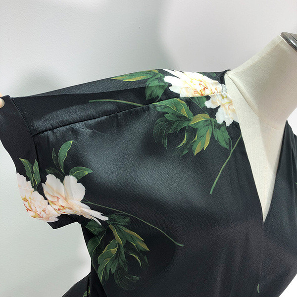 Fekete és virágmintás hosszú női jumpsuit