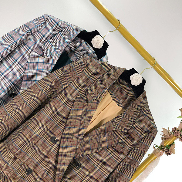 Geaca de dama lunga in carouri cu nasturi