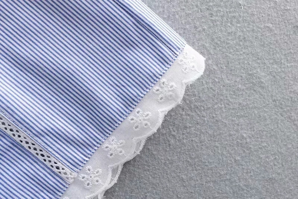 Női ing kék csipke elemmel