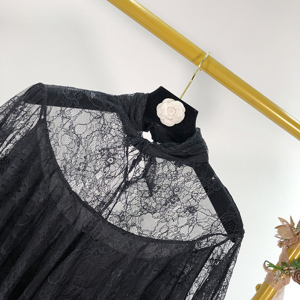 Bluza scurta eleganta de culoare neagra - model croiat