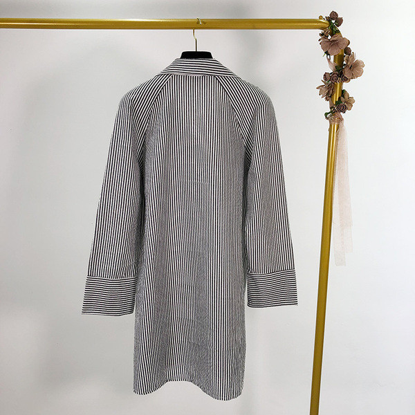 Cămașă de damă în dungi cu guler și nasturi clasici