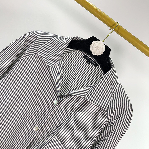 Cămașă de damă în dungi cu guler și nasturi clasici