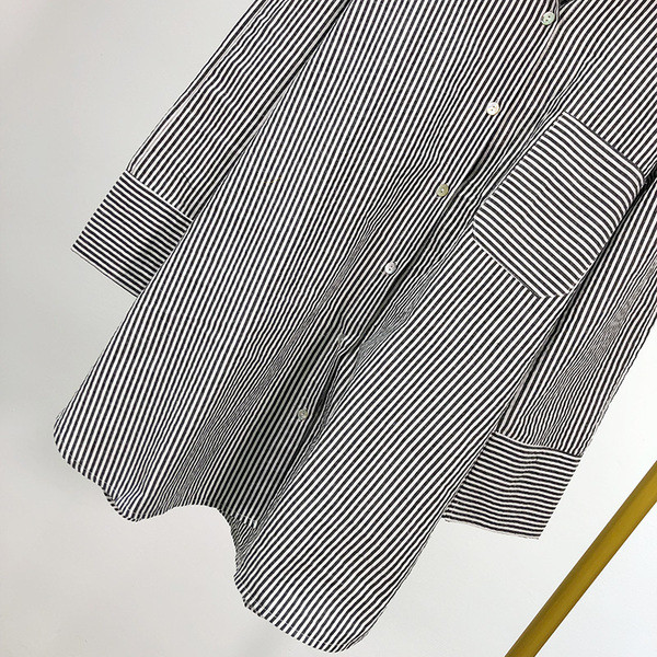 Cămașă de damă în dungi cu guler și nasturi clasici