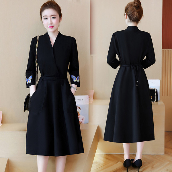 Modern női ruha - kivágott modell, rátéttel