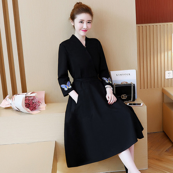 Modern női ruha - kivágott modell, rátéttel