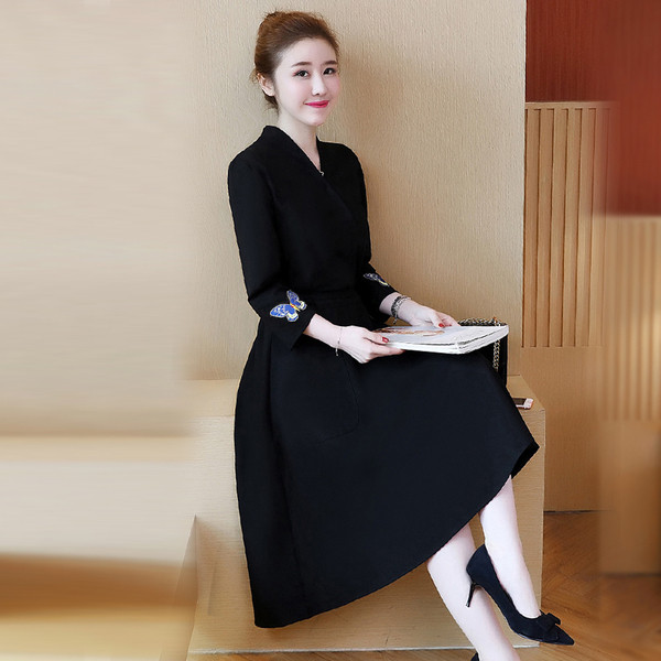 Modern női ruha - kivágott modell, rátéttel