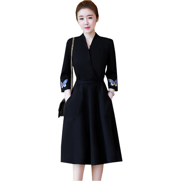 Modern női ruha - kivágott modell, rátéttel