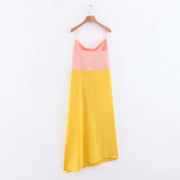 Modern női ruha vékony pántokkal - aszimmetrikus modell