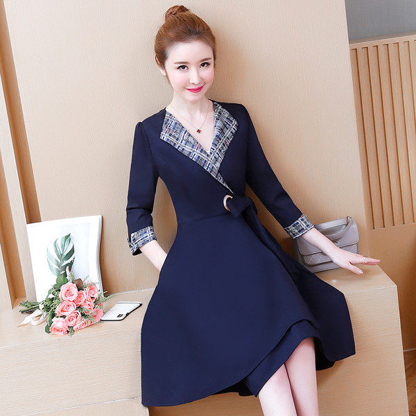 Női lezser szabású ruha V-nyakkal