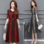 Modern női ruha kétszínű pöttyökben