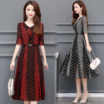 Modern női ruha kétszínű pöttyökben