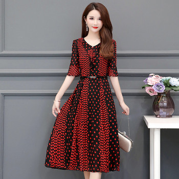 Modern női ruha kétszínű pöttyökben