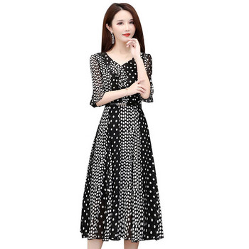 Modern női ruha kétszínű pöttyökben