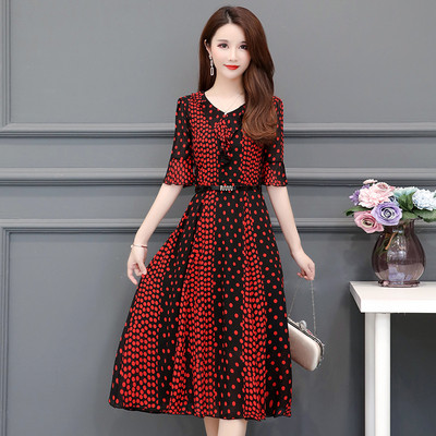 Modern női ruha kétszínű pöttyökben