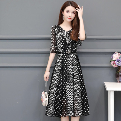 Modern női ruha kétszínű pöttyökben