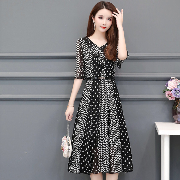 Modern női ruha kétszínű pöttyökben