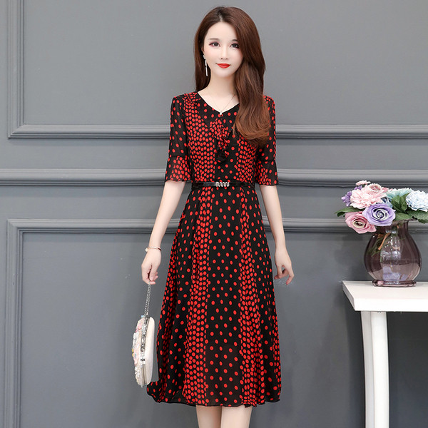 Modern női ruha kétszínű pöttyökben