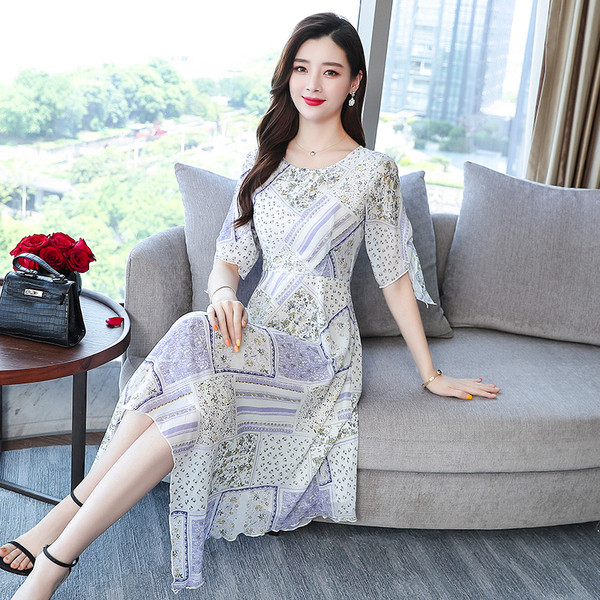 Rochie modernă de damă cu decolteu în formă de O