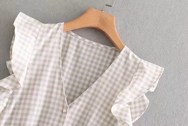 Női ruha övvel a derekán