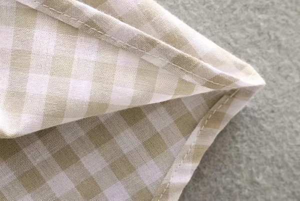 Női ruha övvel a derekán