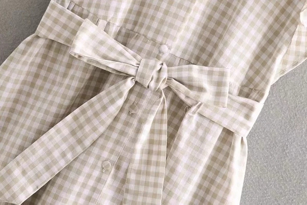 Női ruha övvel a derekán