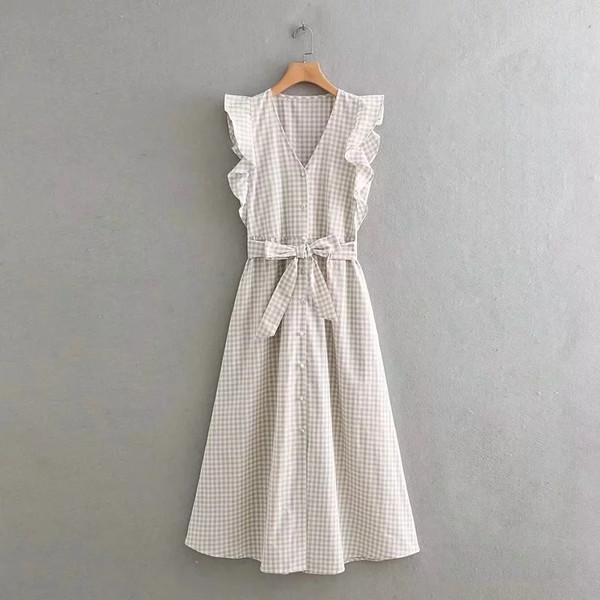 Női ruha övvel a derekán