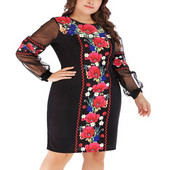 Nagy méretű modern női ruha virágmintás fehér és fekete színben