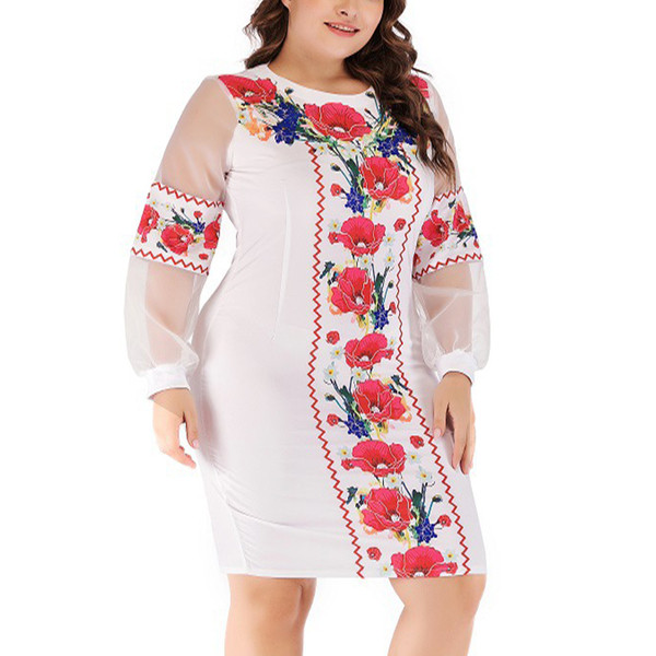 Nagy méretű modern női ruha virágmintás fehér és fekete színben