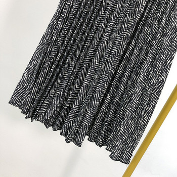 Hosszú redőzött női szoknya fekete-fehér színben