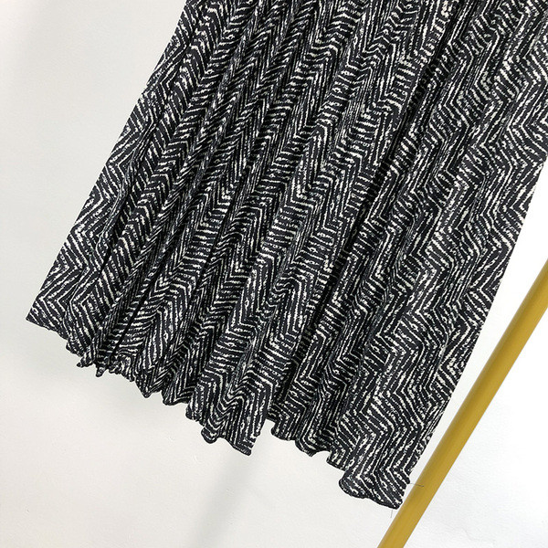 Hosszú redőzött női szoknya fekete-fehér színben