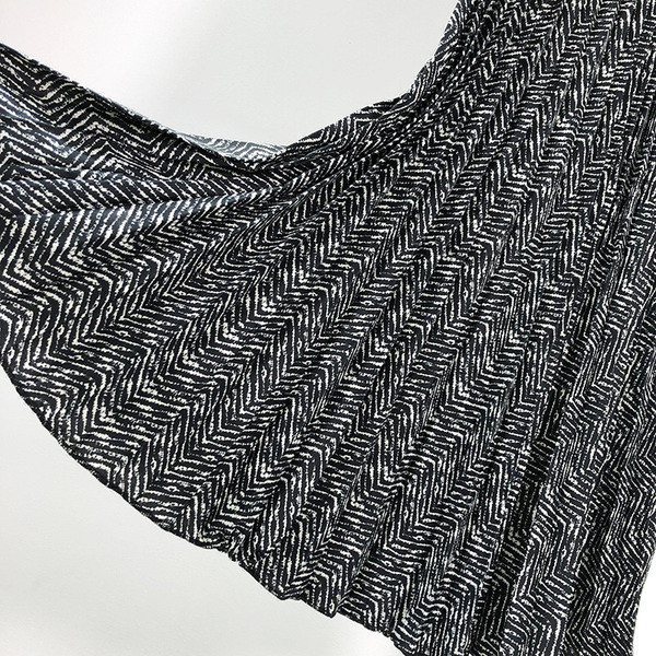 Hosszú redőzött női szoknya fekete-fehér színben