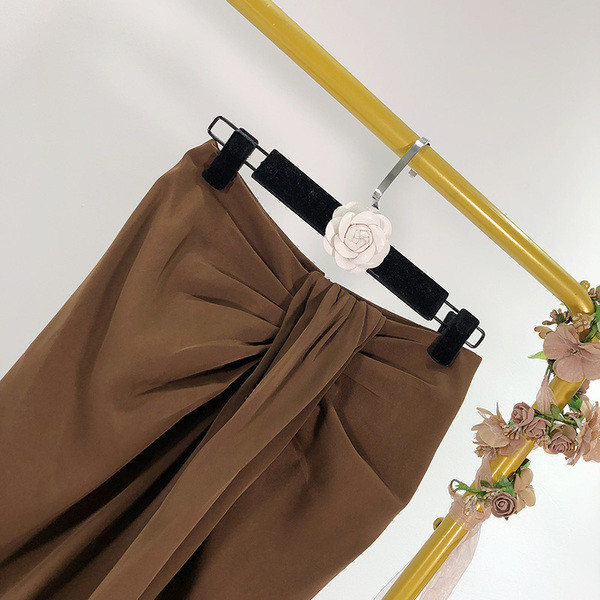 Női hosszú szoknya, barna színű hasítékkal