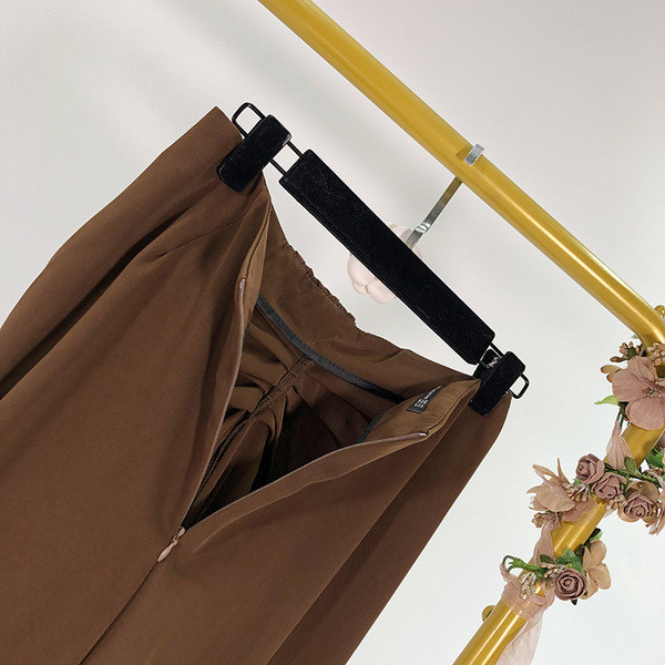 Női hosszú szoknya, barna színű hasítékkal