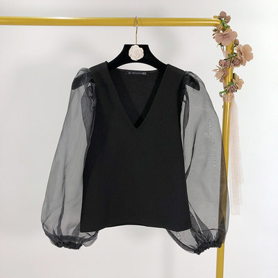 Дамска блуза с  V - образно деколте в черен цвят с ръкави от тюл