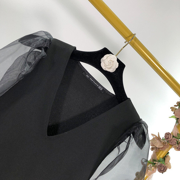 Női blúz V-nyakkal, fekete színben, tüll ujjakkal