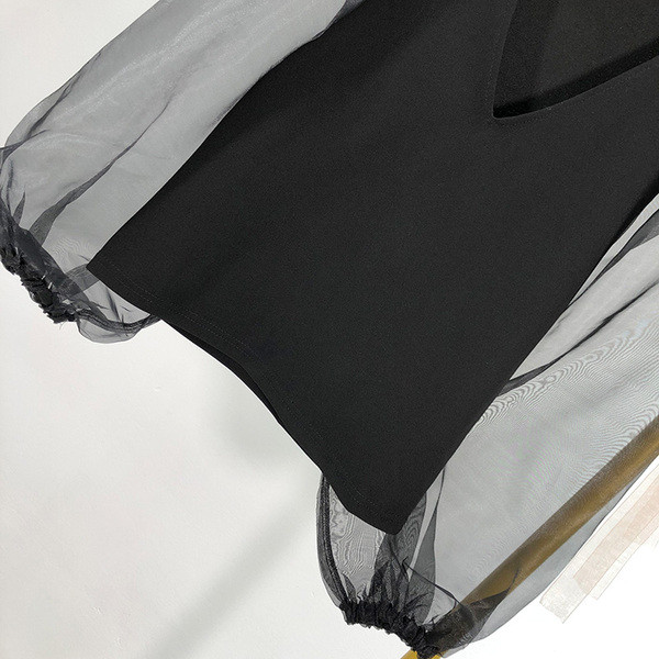 Női blúz V-nyakkal, fekete színben, tüll ujjakkal