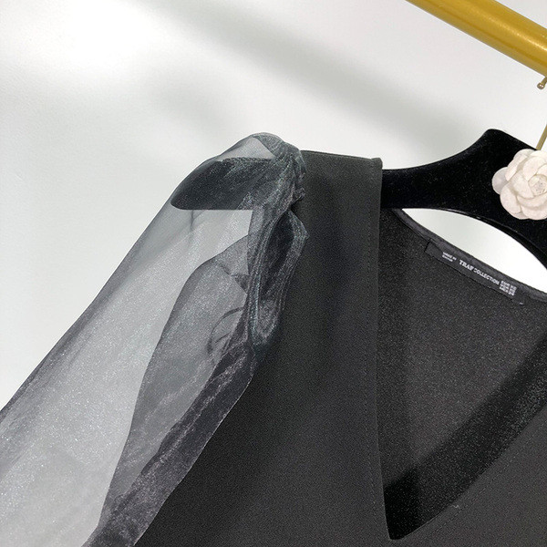 Női blúz V-nyakkal, fekete színben, tüll ujjakkal